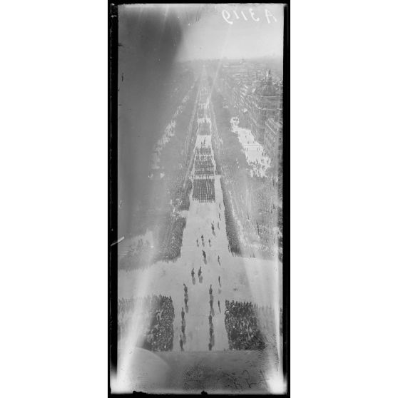 14 juillet Paris 1919. Vue du défilé prise de l'Arc de Triomphe. [légende d'origine]