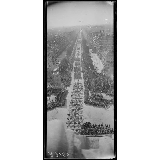 14 juillet Paris 1919. Vue du défilé prise de l'Arc de Triomphe. [légende d'origine]