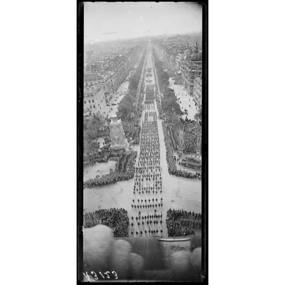 14 juillet Paris 1919. Vue du défilé prise de l'Arc de Triomphe. [légende d'origine]