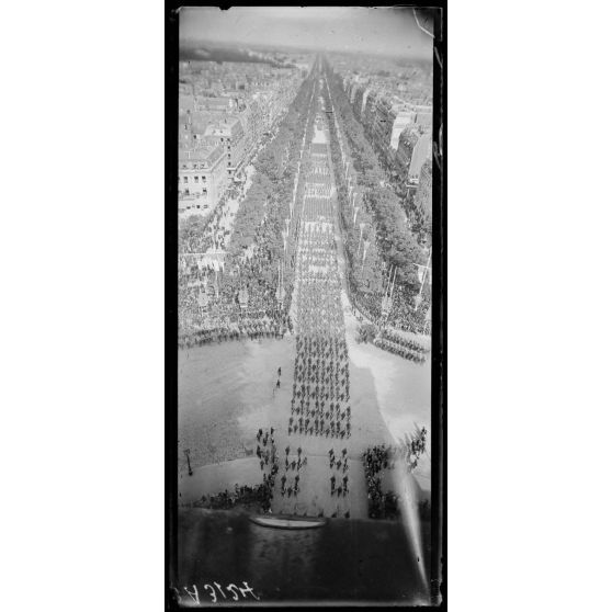 14 juillet Paris 1919. Vue du défilé prise de l'Arc de Triomphe. [légende d'origine]