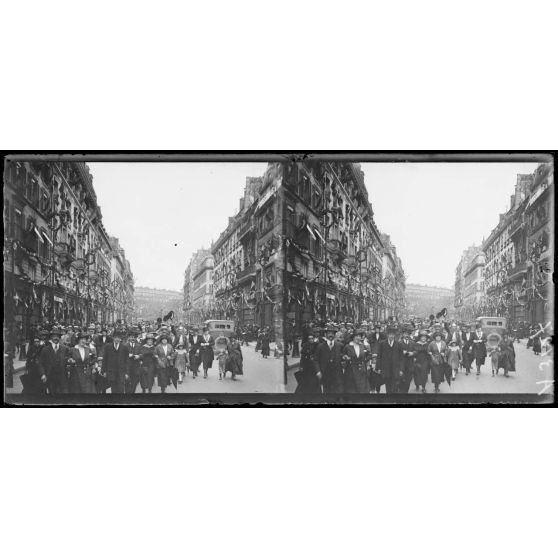 Paris. Fête de la Victoire. La foule sur les boulevards. [légende d'origine]