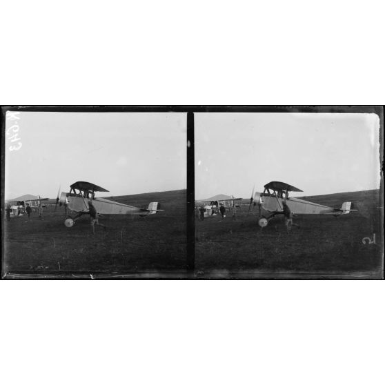 Salonique. Camp d'aviation près de la mer. Nouveau Nieuport de chasse à l'atterrissage. [légende d'origine]