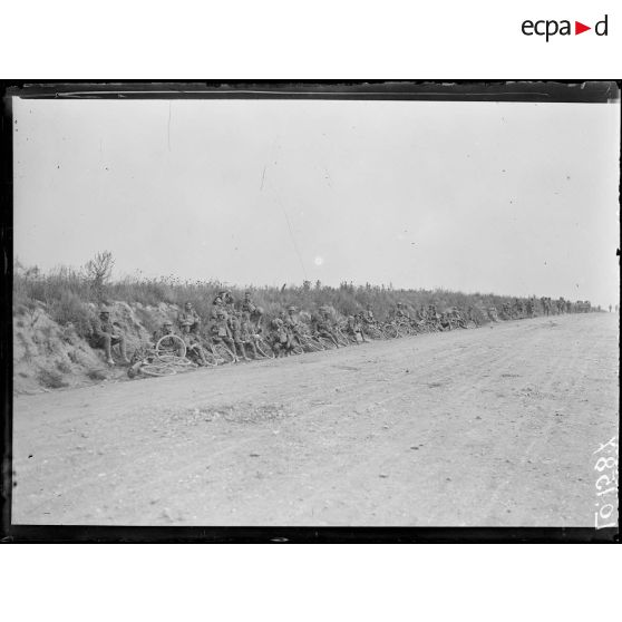 Route de Bouzincourt à Albert, cyclistes anglais. [légende d'origine]