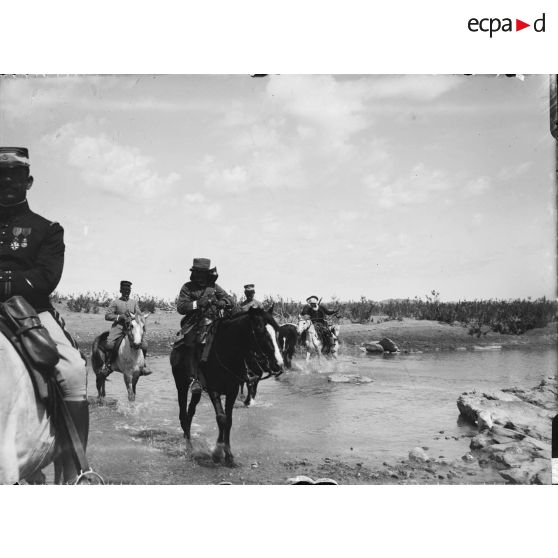 380. Colonel Brulard de passage à l'oued Anan abreuve son cheval. [légende d'origine]