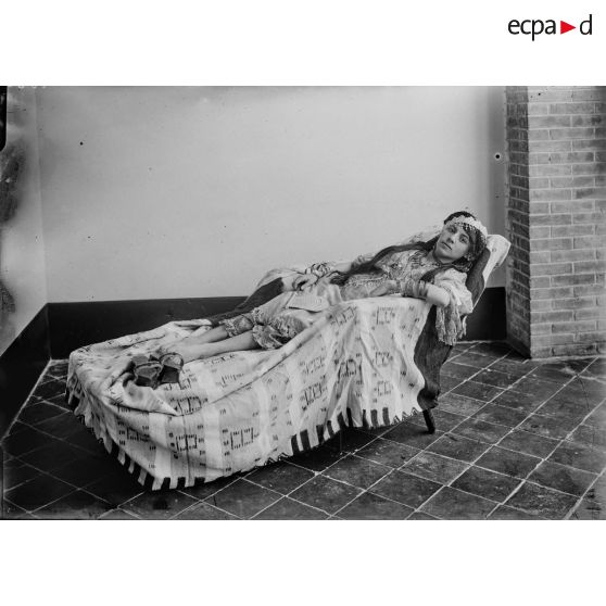 1060. Edmée couchée sur une chaise longue. [légende d'origine]