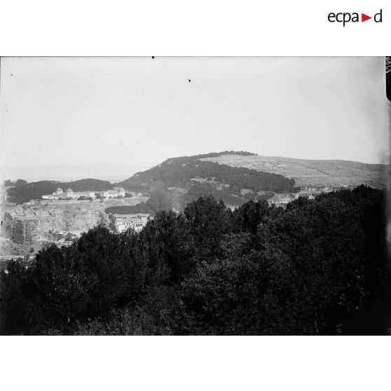 1064. Panorama de Constantine en quatre plaques. Première vue. Vue de l'hôpital. [légende d'origine]