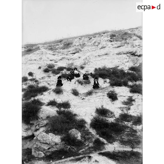 1098. Groupe Hummel, Renault, Imbert sur la cote d'un djebel. [légende d'origine]