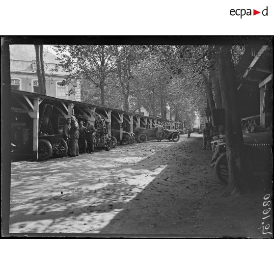 Hesdin, parc automobile de la mission française. [légende d'origine]