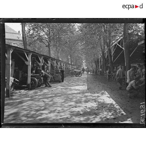 Hesdin, parc automobile de la mission française. [légende d'origine]