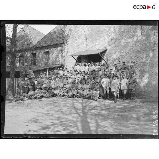 Hesdin, parc automobile de la mission française. Groupe d'ouvriers. [légende d'origine]