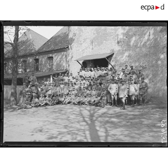 Hesdin, parc automobile de la mission française. Groupe d'ouvriers. [légende d'origine]