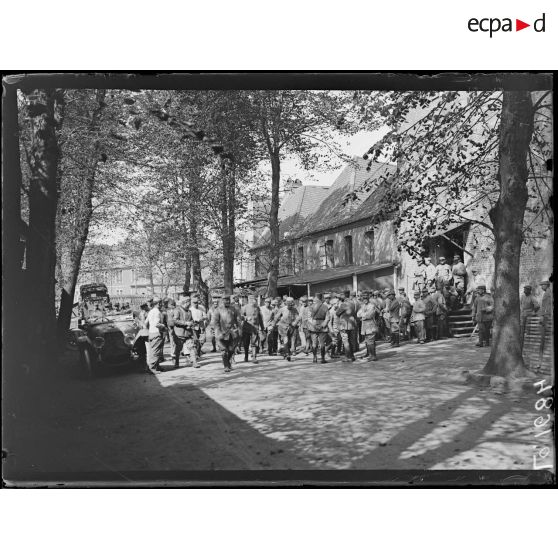 Hesdin, parc automobile de la mission française. Groupe d'ouvriers. [légende d'origine]