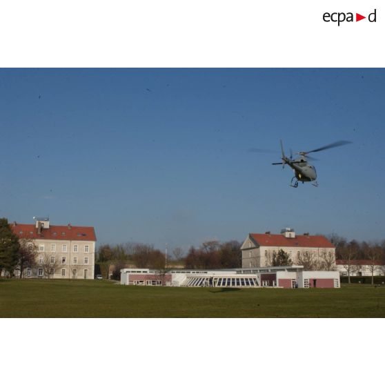 Arrivée d'un Fennec de l'armée de l'Air au-dessus de l'ECPAD.