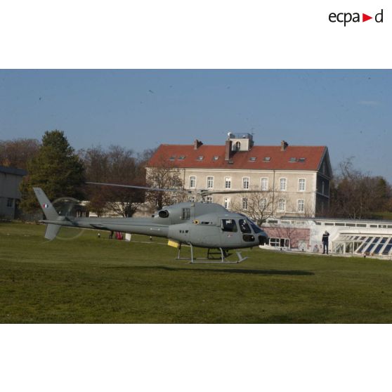 Arrivée d'un Fennec de l'armée de l'Air au-dessus de l'ECPAD.