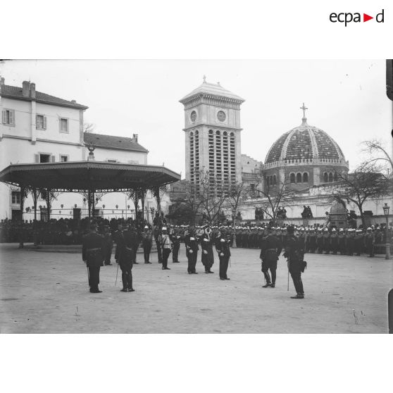 1222. Remise de la médaille militaire aux gendarmes. [légende d'origine]