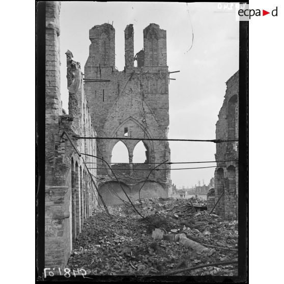 Ypres, les ruines de la Halle aux Drapiers. [légende d'origine]