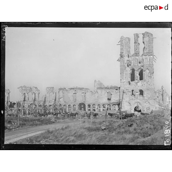 Ypres, les ruines de la Halle aux Drapiers. [légende d'origine]