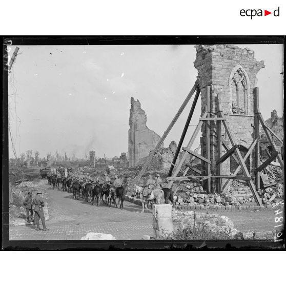 Ypres, cavalerie française montant aux lignes, convois traversant la grand place. [légende d'origine]