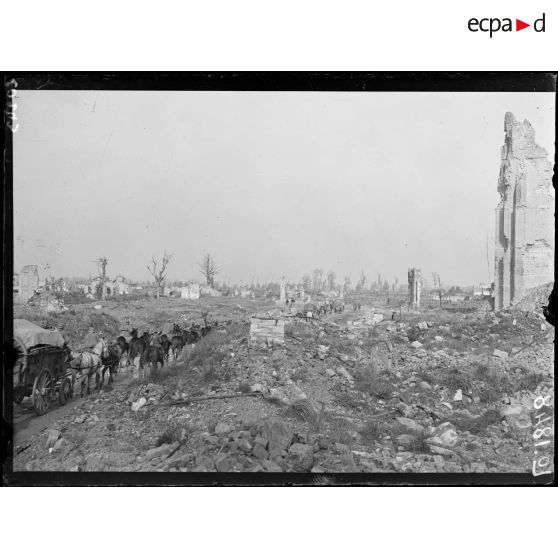 Ypres, cavalerie française montant aux lignes, convois traversant la grand place. [légende d'origine]