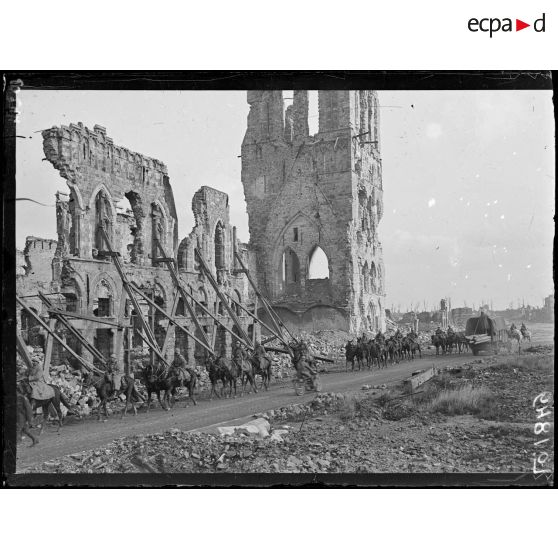 Ypres, cavalerie française montant aux lignes, convois traversant la grand place. [légende d'origine]