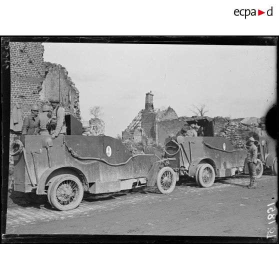 Ypres, Section d'automitrailleuses françaises faisant halte. [légende d'origine]