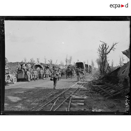 Ypres, Section d'automitrailleuses françaises faisant halte. [légende d'origine]