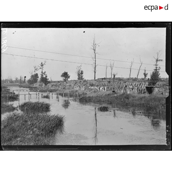 Ypres, le canal d'Ypres à Comines. [légende d'origine]