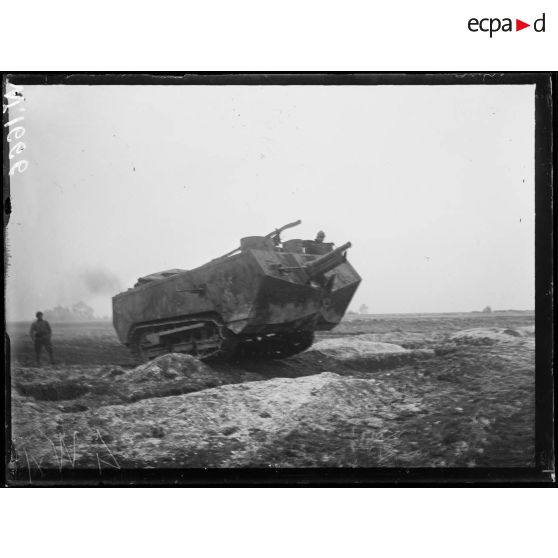 Mailly-le-Camp, chars Saint-Chamond à l'entrainement. [légende d'origine]