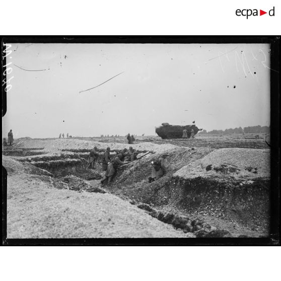 Mailly-le-Camp, chars Saint-Chamond à l'entrainement. [légende d'origine]