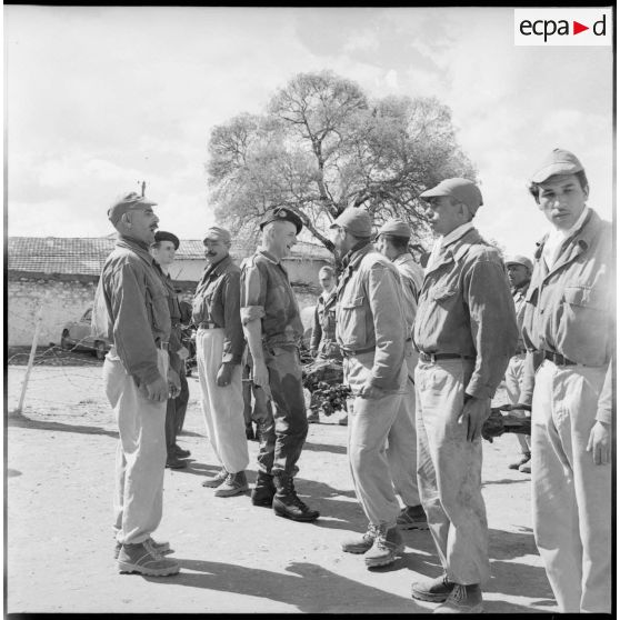 Visite du centre de structuration d'Aïn El Adjar, la création du commando Georges par le colonel Marcel Bigeard. [Description en cours]