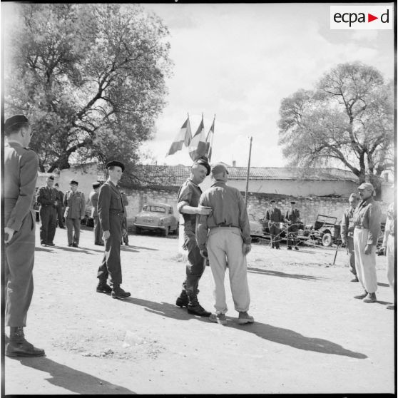 Visite du centre de structuration d'Aïn El Adjar, la création du commando Georges par le colonel Marcel Bigeard. [Description en cours]