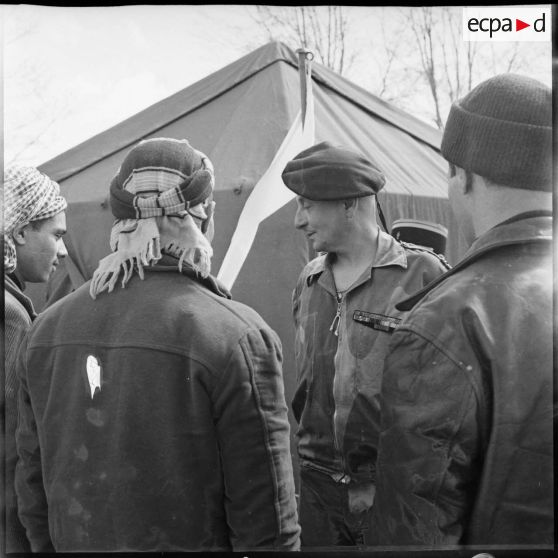 Visite du centre de structuration d'Aïn El Adjar, la création du commando Georges par le colonel Marcel Bigeard. [Description en cours]