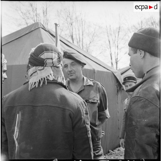 Visite du centre de structuration d'Aïn El Adjar, la création du commando Georges par le colonel Marcel Bigeard. [Description en cours]