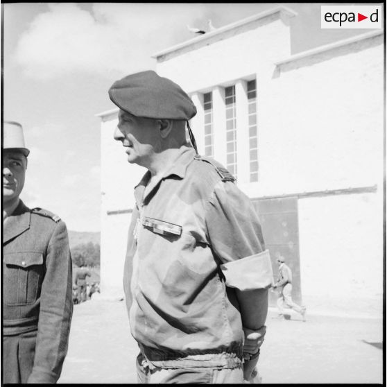 Visite du centre de structuration d'Aïn El Adjar, la création du commando Georges par le colonel Marcel Bigeard. [Description en cours]