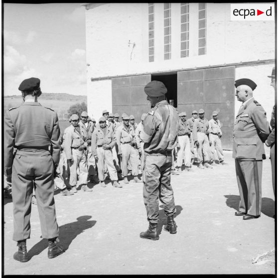 Visite du centre de structuration d'Aïn El Adjar, la création du commando Georges par le colonel Marcel Bigeard. [Description en cours]