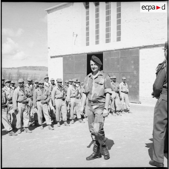 Visite du centre de structuration d'Aïn El Adjar, la création du commando Georges par le colonel Marcel Bigeard. [Description en cours]