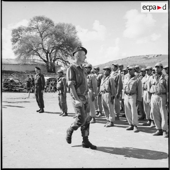 Visite du centre de structuration d'Aïn El Adjar, la création du commando Georges par le colonel Marcel Bigeard. [Description en cours]