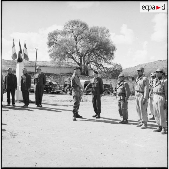 Visite du centre de structuration d'Aïn El Adjar, la création du commando Georges par le colonel Marcel Bigeard. [Description en cours]