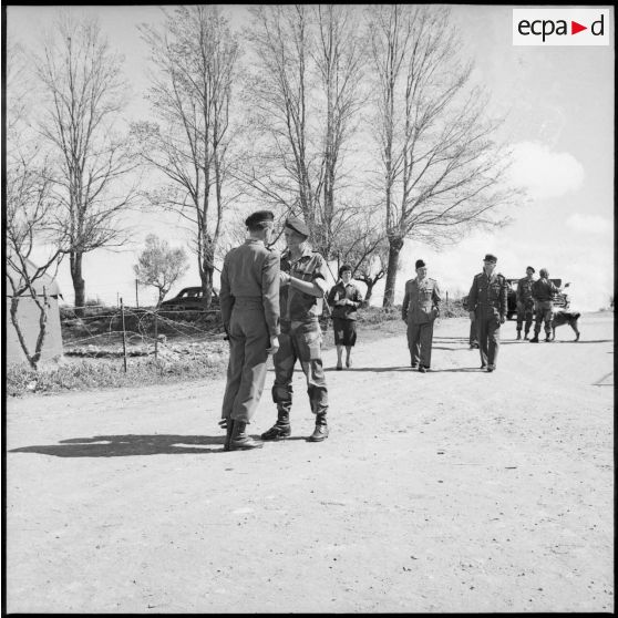 Visite du centre de structuration d'Aïn El Adjar, la création du commando Georges par le colonel Marcel Bigeard. [Description en cours]