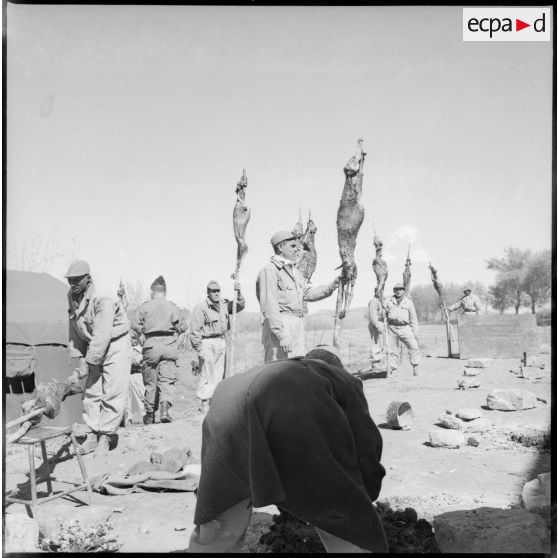 Visite du centre de structuration d'Aïn El Adjar, la création du commando Georges par le colonel Marcel Bigeard. [Description en cours]