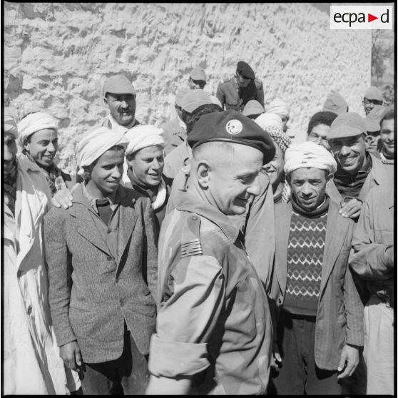 Visite du centre de structuration d'Aïn El Adjar, la création du commando Georges par le colonel Marcel Bigeard. [Description en cours]