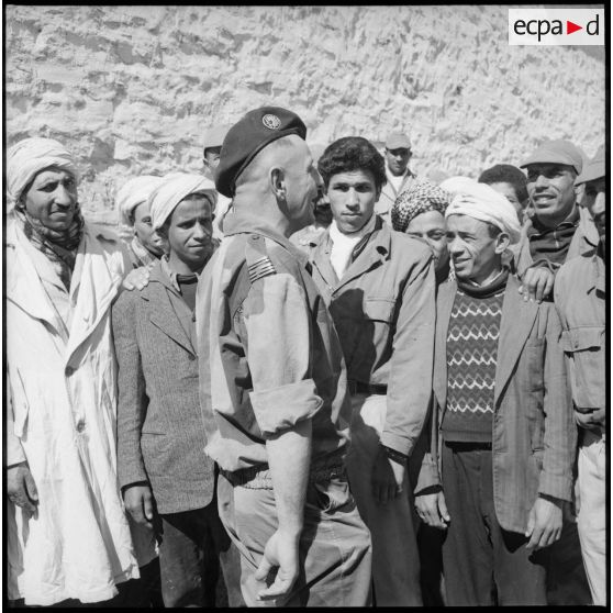 Visite du centre de structuration d'Aïn El Adjar, la création du commando Georges par le colonel Marcel Bigeard. [Description en cours]