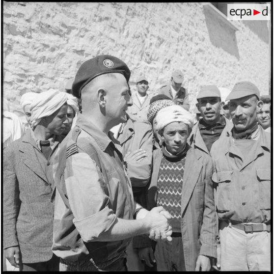 Visite du centre de structuration d'Aïn El Adjar, la création du commando Georges par le colonel Marcel Bigeard. [Description en cours]