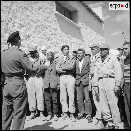 Visite du centre de structuration d'Aïn El Adjar, la création du commando Georges par le colonel Marcel Bigeard. [Description en cours]