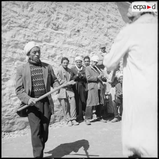 Visite du centre de structuration d'Aïn El Adjar, la création du commando Georges par le colonel Marcel Bigeard. [Description en cours]