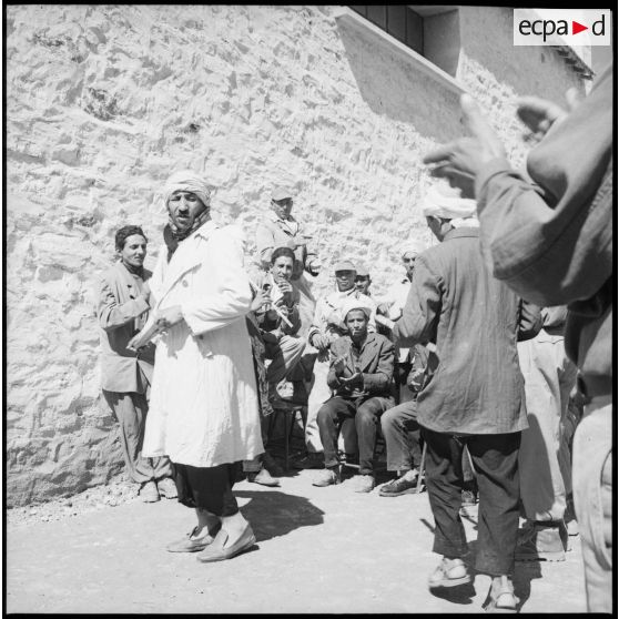 Visite du centre de structuration d'Aïn El Adjar, la création du commando Georges par le colonel Marcel Bigeard. [Description en cours]