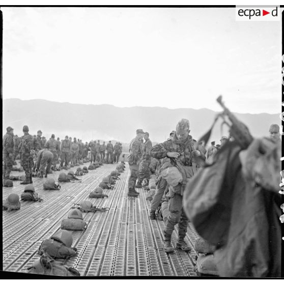 Préparation des hommes avant de sauter en parachute. [Description en cours]