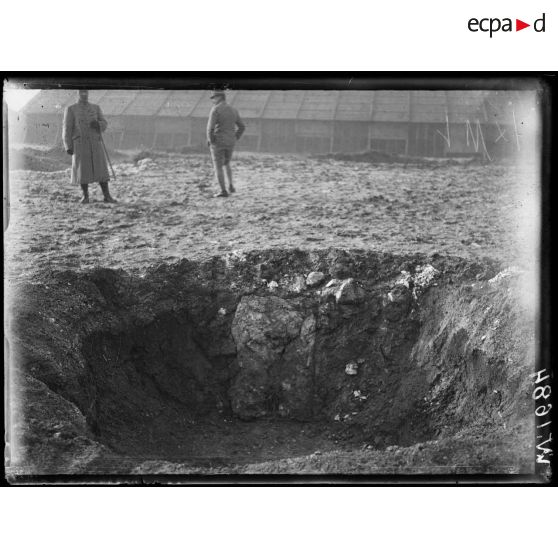 Mailly-le-Camp, porte camouflée dans un trou d'obus. [légende d'origine]