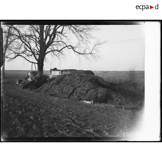 Mailly-le-Camp, batterie de 75 mm camouflée. [légende d'origine]