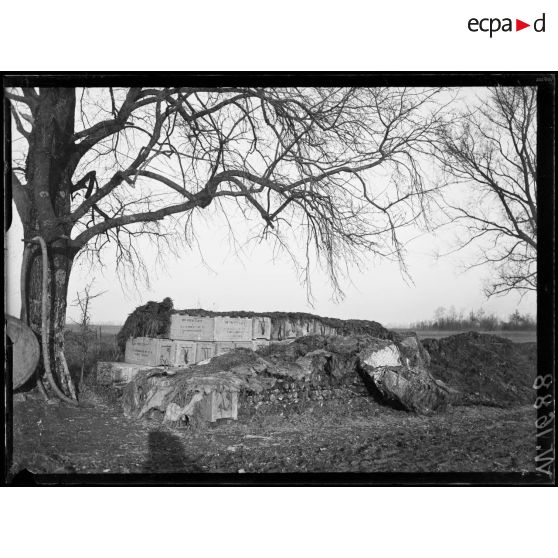 Mailly-le-Camp, caisses de munitions camouflées. [légende d'origine]